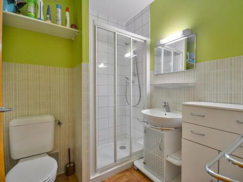 uma casa de banho com um chuveiro, um WC e um lavatório. em Studio Morzine, 1 pièce, 2 personnes - FR-1-684-51 em Morzine