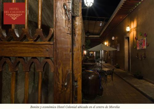 a wooden wall with a vase on the side of a building at Hotel Morelia Callejón in Morelia