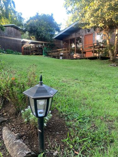 a street light in the middle of a yard at Cabañas Koyam Ruka in Licán Ray