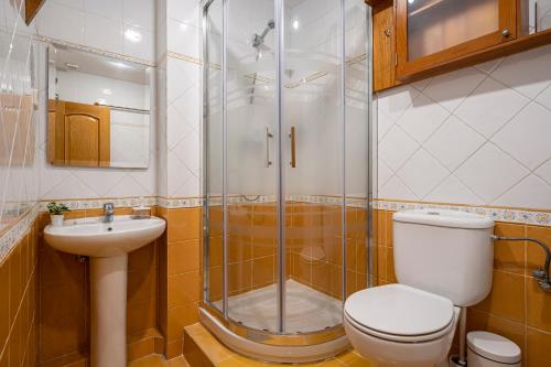 Ένα μπάνιο στο La Latina Sol. Espacioso apartamento, 12 pax