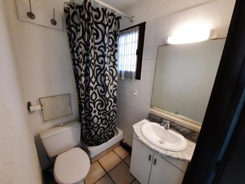 La salle de bains est pourvue d'un lavabo, de toilettes et d'un miroir. dans l'établissement Appartement Seignosse, 3 pièces, 4 personnes - FR-1-239-408, à Seignosse