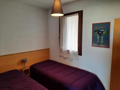 - une chambre avec un lit violet et une fenêtre dans l'établissement Appartement Seignosse, 3 pièces, 4 personnes - FR-1-239-408, à Seignosse