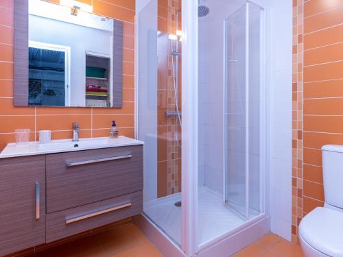une salle de bain avec douche et toilettes dans l'établissement Studio duplex sous la pinède près de la plage, terrasse, au calme et proche des activités, Seignosse - FR-1-239-394, à Seignosse