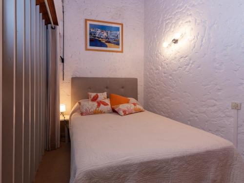 un lit avec deux oreillers dessus dans une chambre dans l'établissement Studio duplex sous la pinède près de la plage, terrasse, au calme et proche des activités, Seignosse - FR-1-239-394, à Seignosse