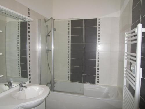 Grand appartement T2 proche plage avec wifi, ascenseur et cuisine équipée - FR-1-197-135