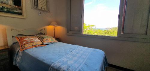 a bedroom with a bed and a window at Casa Praia do Forno Búzios, condomínio, 3 quartos in Búzios