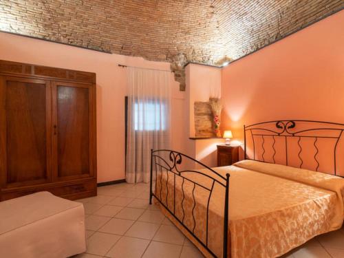 um quarto com uma cama e um armário de madeira em Agriturismo IL POGGIO DI VASIA CITR00864-AGR-0001 em Vasia