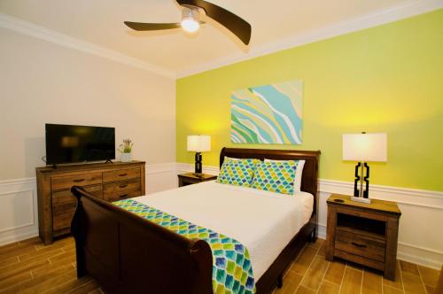 Schlafzimmer mit einem Bett und einem Flachbild-TV in der Unterkunft Vista Cay Luxury 4 bedroom condo (3120) in Orlando