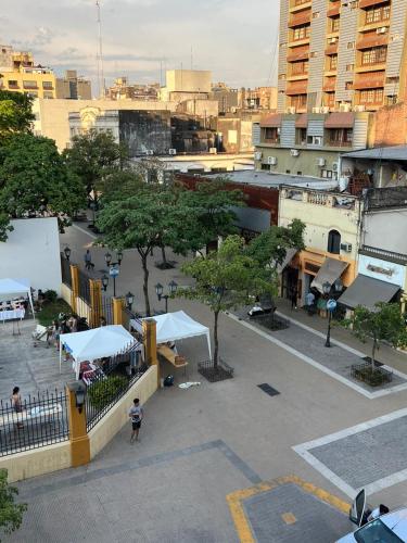 una vista aérea de una ciudad con edificios y árboles en Departamento 2 ambientes céntrico en Tucumán en San Miguel de Tucumán