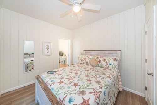 a bedroom with a bed and a ceiling fan at Frenchy's Cottage 482 in Clearwater Beach