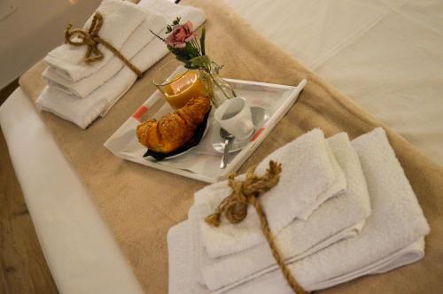 stół z talerzem jedzenia i ręczników w obiekcie B&B Piani Diversi w mieście Altamura