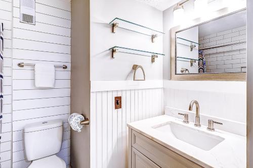 bagno con servizi igienici, lavandino e specchio di Carolina Beach Club, Unit 126 a Hilton Head Island