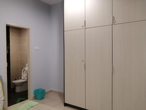 uma casa de banho com armários brancos e um WC em Midhills studio aircond WiFi em Genting Highlands