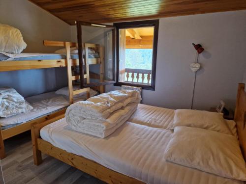 TrévigninにあるTERRES D'HISTOIRES Locationsのベッドルーム1室(二段ベッド2台、窓付)が備わります。