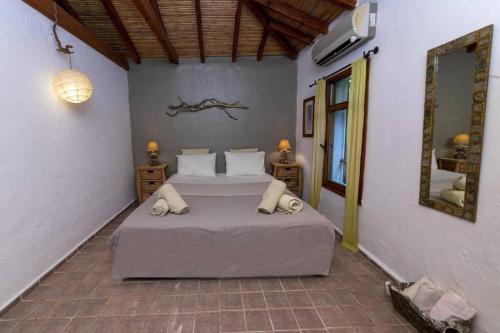 ein Schlafzimmer mit einem großen Bett in einem Zimmer in der Unterkunft Cozy House with Garden in Bodrum Bitez in Bitez