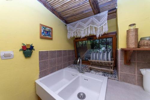 y baño con lavabo blanco y espejo. en Cozy House with Garden in Bodrum Bitez en Bitez