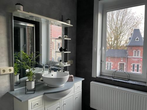uma casa de banho com 2 lavatórios e uma grande janela em Luxury 3 Bedroom Apartment Hotel Ferme Du Château Fontaine em Fontaine-lʼÉvêque