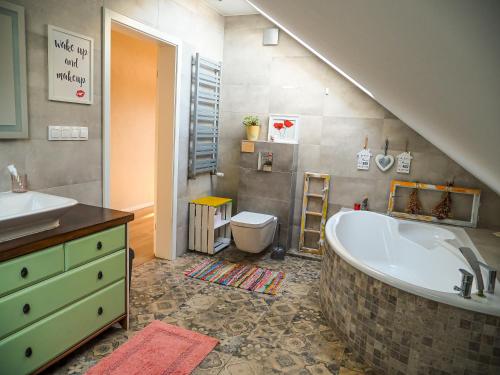 een badkamer met een bad en een wastafel bij Sielski Dom in Nowe Miasto