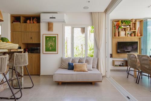 uma sala de estar com um sofá e uma mesa em VILA PITHAYA - Casa Jambo Rosa em Japaratinga