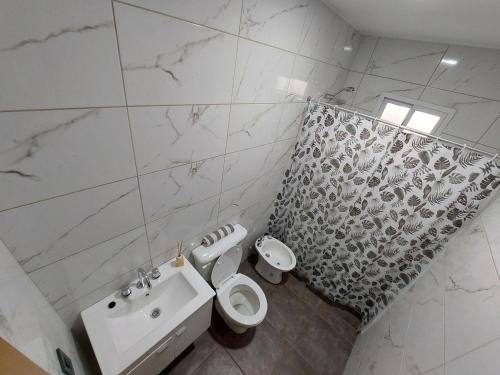 biała łazienka z umywalką i toaletą w obiekcie Complejo Blend w mieście San Rafael