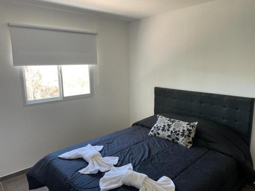 sypialnia z łóżkiem z ręcznikami w obiekcie Complejo Blend w mieście San Rafael