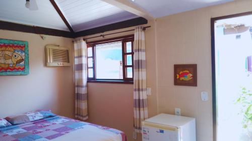 En eller flere senge i et værelse på Geribá Homestay