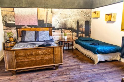 um quarto com duas camas num quarto em Villa Vercingétorix - groupe, Billard - Jacuzzi Spa em Romagnat