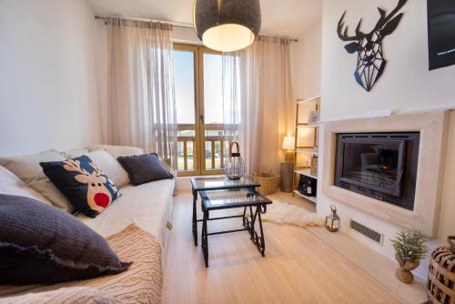 un soggiorno con divano e camino di Studio 9, St John Park a Bansko