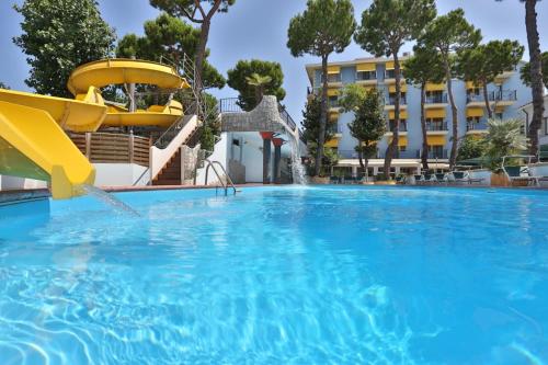 een groot zwembad met een waterglijbaan bij Hotel Fabrizio in Rimini