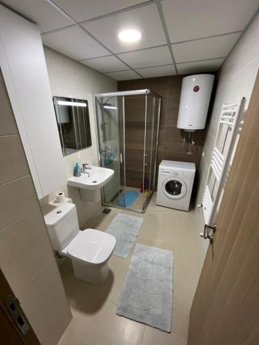 Koupelna v ubytování Modern Rajcikk Apartment nearby downtown & Vardar river