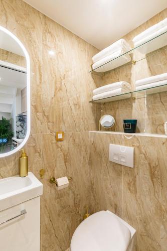 une salle de bain avec toilettes et lavabo dans l'établissement le studio des Champs elysees, à Paris