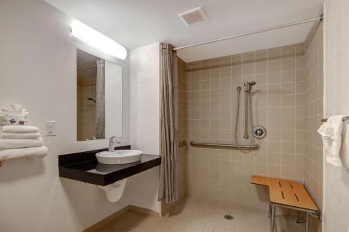 een badkamer met een wastafel en een douche bij Motel 6-Lakeville, MN - South - Lakeville in Lakeville