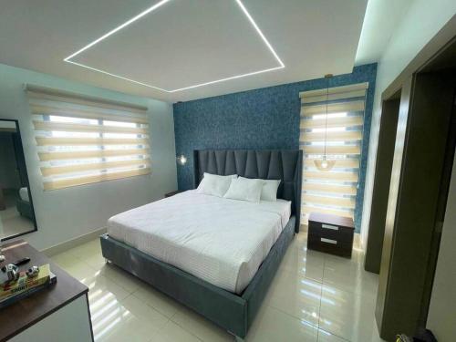 サンティアゴ・デ・ロス・カバリェロスにあるSoha Panorama B13 King Bed High Floor Balcony Viewのベッドとテレビのある寝室