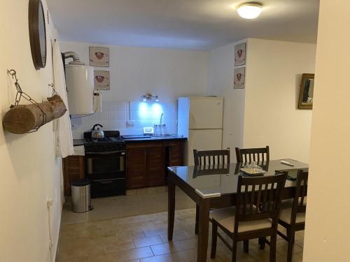 cocina con mesa, sillas y nevera en hermoso departamento en pleno centro de córdoba, zonas segur y tranquila en Córdoba