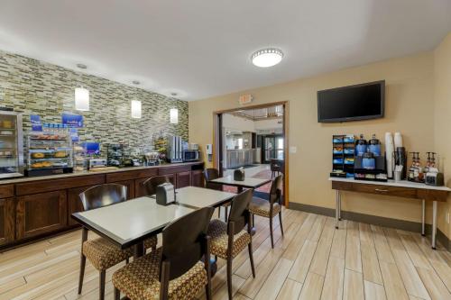 Ο χώρος του lounge ή του μπαρ στο Best Western Falcon Plaza - Bowling Green
