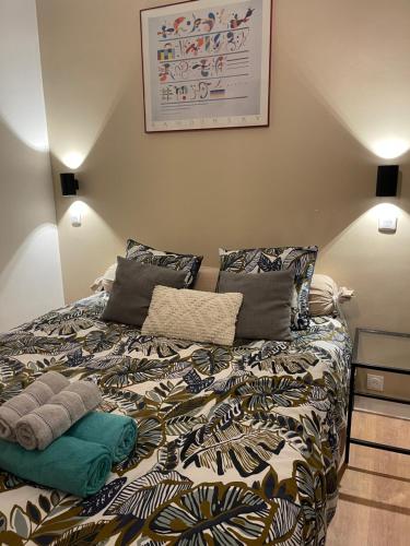 1 dormitorio con cama con edredón y almohadas en Pretty villa Paris (15min) & Orly / Seine view, en Juvisy-sur-Orge