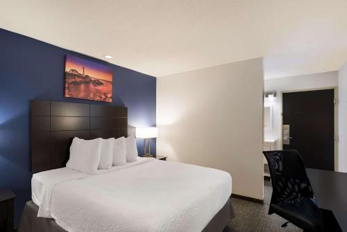 Tempat tidur dalam kamar di SureStay Hotel by Best Western Presque Isle