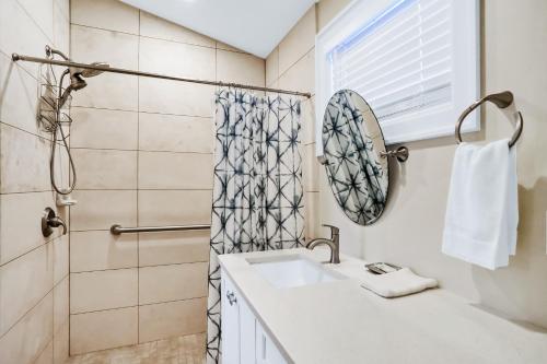 een badkamer met een wastafel en een douche bij Mango Cottage in Bonita Springs