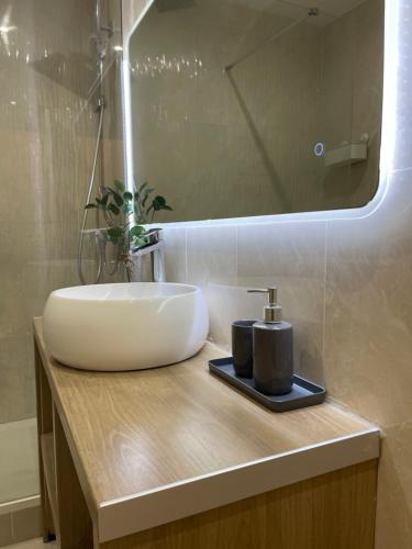 lavabo en una encimera de madera con espejo en Pretty villa Paris (15min) & Orly / Seine view, en Juvisy-sur-Orge