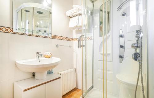 bagno bianco con lavandino e doccia di Lovely Apartment In Baena With Wifi a Baena
