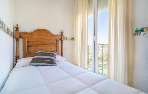 una camera da letto con un letto e una grande finestra di Lovely Apartment In Baena With Wifi a Baena