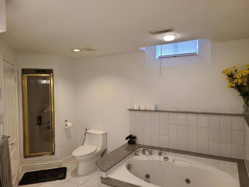 Ένα μπάνιο στο 3 Bedroom 2 Bath Guest Suite