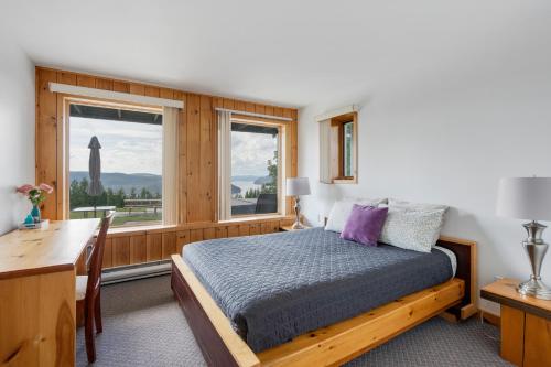 Postel nebo postele na pokoji v ubytování MontFJORD - Chalets, vue spectaculaire et SPA. ChantaFJORD #4