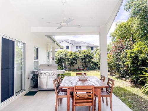 a kitchen and dining room with a table and chairs at Seadrift Byron in Byron Bay