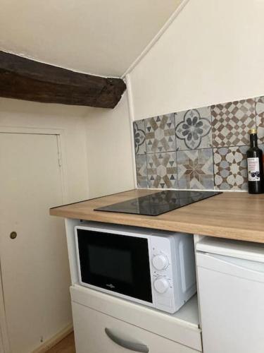 - une cuisine avec un comptoir et un four micro-ondes dans l'établissement Studio Place d’Italie/Denfert-Rochereau, à Paris