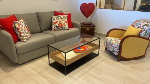 uma sala de estar com um sofá e uma mesa de centro em Le Rocher em Gustavia