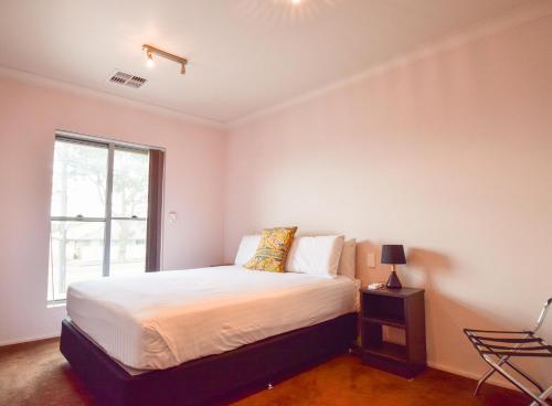a bedroom with a bed and a window at Station Hotel Motel Kurri in Kurri Kurri