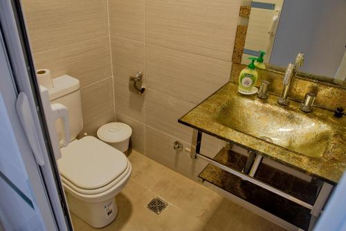 Koupelna v ubytování Le Cuyen Flat