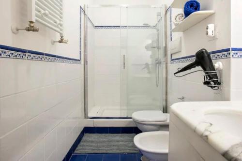 La salle de bains est pourvue de 2 toilettes et d'une douche en verre. dans l'établissement Casa Verde - Cozy apartment by Campo de’ Fiori, à Rome