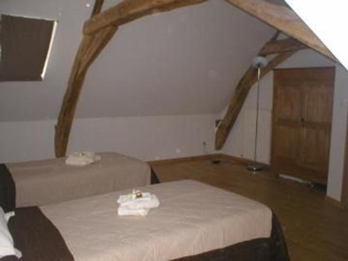 Un pat sau paturi într-o cameră la Gîte Le Tronchet, 4 pièces, 6 personnes - FR-1-410-189